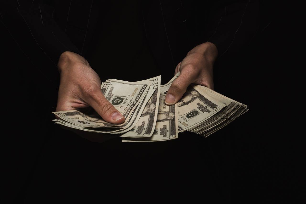 Hands counting cash to budget for a Chapter 13 bankruptcy repayment plan